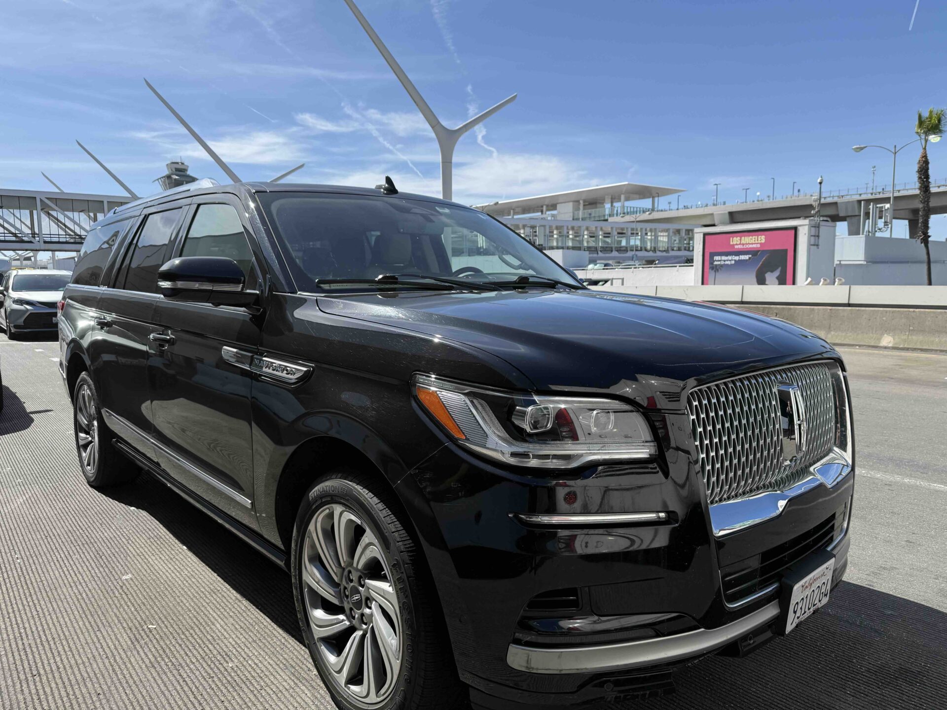Emelx Los Angeles chauffeur service for airport and private travel