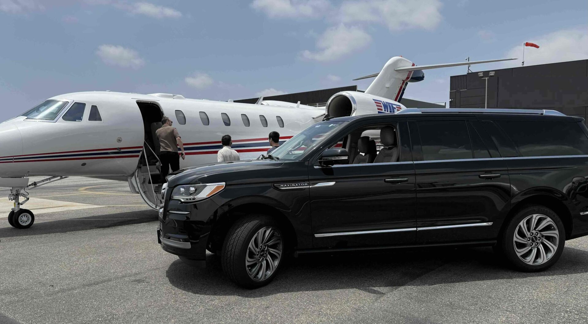 Emelx luxury airport car service for private transportation