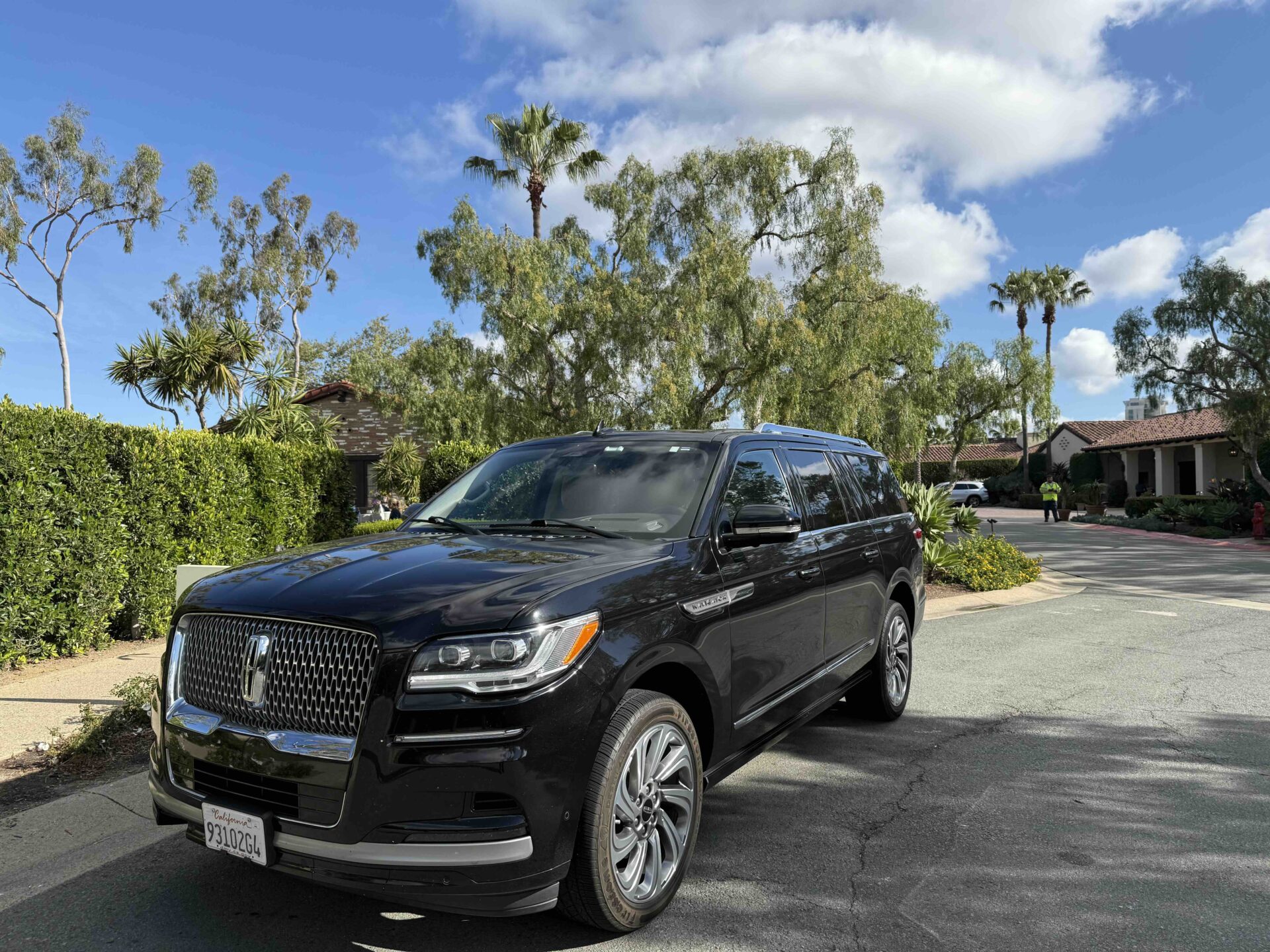 Emelx private LAX to Lynwood car service with professional chauffeur transportation