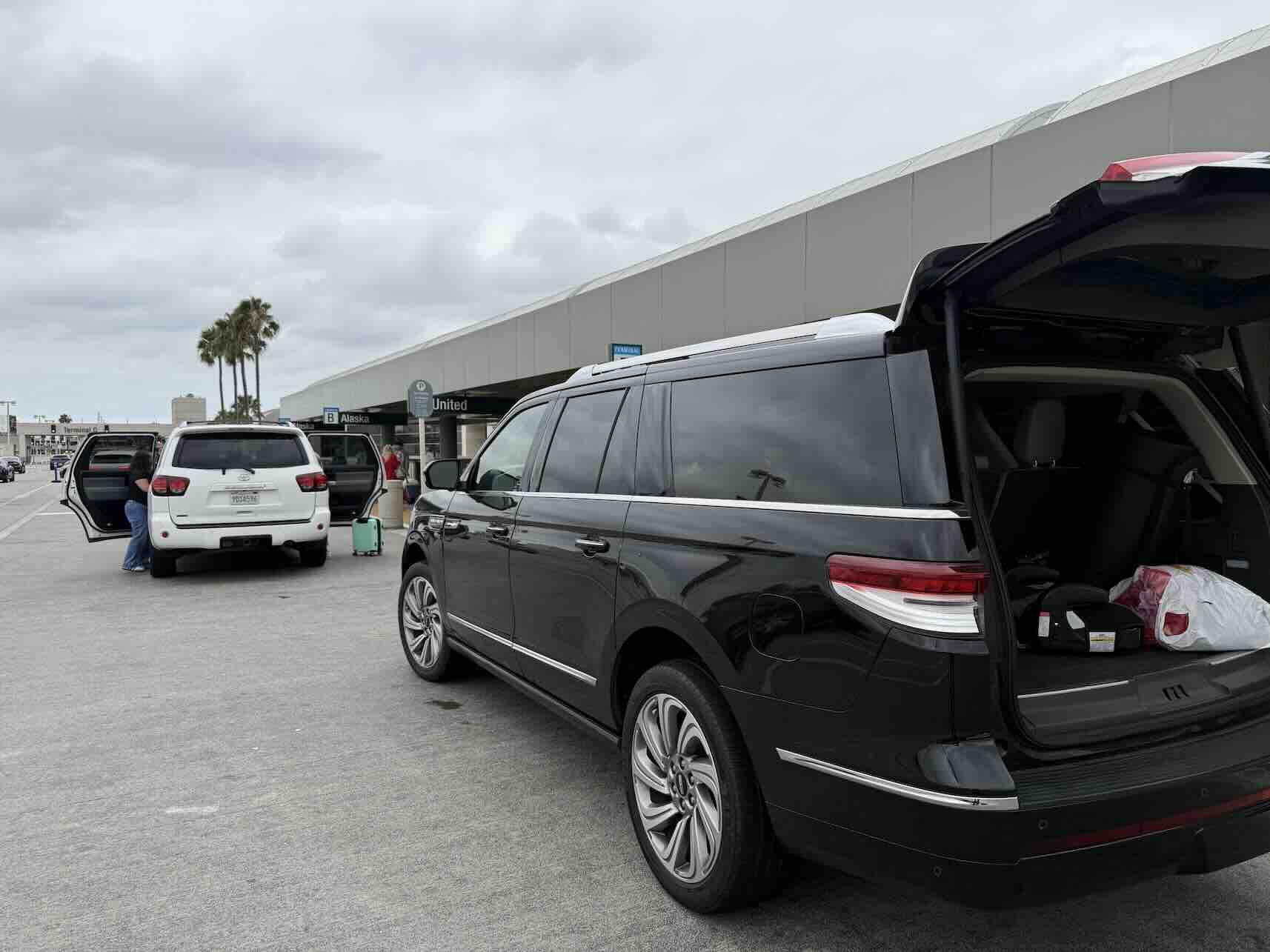 Professional Emelx chauffeur service for an LAX airport transfer to Laguna Niguel